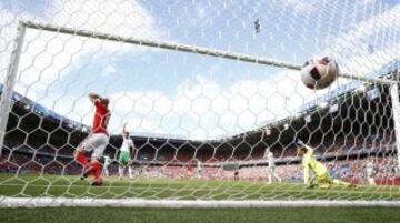 Gol anulado a Gales. Ramsey estaba en posición ilegal cuando se disponía a recibir un balón de Vokes.