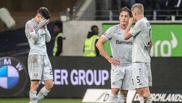 Los jugadores del Bayer Leverkusen tras caer contra el Eintracht. 