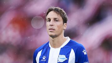 El centrocampista del Alavés se lesionó contra el Granada a principios de diciembre y se le diagnosticó una rotura de peroné. Por delante tenía cuatro largos meses de recuperación. Sus plazos han ido por el buen camino. “Tengo ganas de regresar pero cada vez tengo más dudas de que se vaya a volver a jugar con normalidad", dijo hace unos días en el Diario Lanza Digital de Ciudad Real.