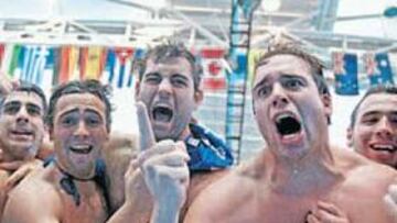 <b>ALEGRÍA. </b>El equipo de la Selección española de waterpolo celebra en Melbourne la medalla de bronce.
