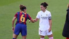 La jugadora del Real Madrid Ivana (2i) saluda a Losada (i) del FC Barcelona tras el partido de la primera jornada de la Liga femenina de f&uacute;tbol disputado este domingo en la Ciudad Deportiva de Valdebebas. 