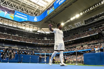 Endrick Felipe durante su presentación ante miles de aficionados madridistas. 