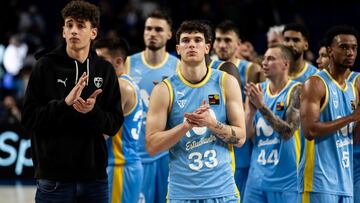 Rubén Domínguez, en primer plano, se despide de la afición del Movistar Estudiantes tras caer ante el Hereda San Pablo Burgos.