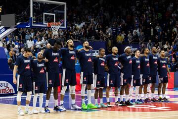 La selecci¨®n francesa durante el himno nacional.
