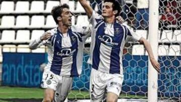 <b>ENORME GOLEADOR. </b>Joseba Llorente, felicitado por su compañero Rafa, celebra un tanto marcado en Pucela.