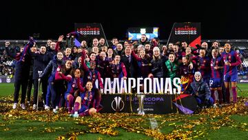 El Barcelona celebra el primer título de la temporada.