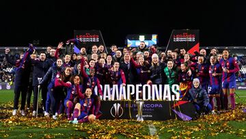 El Barcelona celebra el primer título de la temporada.