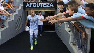 Rafinha Alc&aacute;ntara saluda a los aficionados del Celta durante su presentaci&oacute;n en Bala&iacute;dos el pasado mes de septiembre.