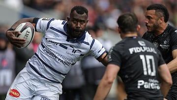 (FILES) Castres' Fiji wing Josaia Raisuqe (L) runs with the ball during the French Top14 rugby union match between Stade Toulousain Rugby (Toulouse) and Castres Olympique at the Stadium in Toulouse, south-western France, on April 26, 2025. Josaia Raisuqe died on May 8, 2025 in a car accident after being hit by a train, according to the club, confirming information reported by the Rugbyrama website. (Photo by Valentine CHAPUIS / AFP)