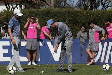 El golfista chileno Joaquin Niemann realiza visita a un entrenamiento del equipo de futbol de Universidad Catolica en el estadio San Carlos de Apoquindo de Santiago, Chile.