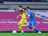 Patricio Sals (L) of America fights for the ball with Erik Lira (R) of Cruz Azul during the 14th round match between America and Cruz Azul as part of the Liga BBVA MX Varonil, Torneo Clausura 2026 at Banorte (Azteca) Stadium, on April 11, 2026 in Mexico City, Mexico.
