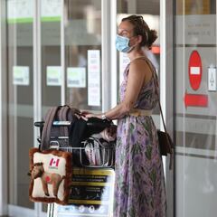 El Gobierno matiza que mantiene el uso de mascarillas en aviones y que se elimina en aeropuertos