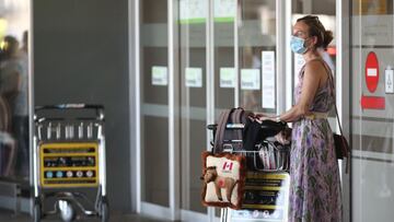 El Gobierno matiza que mantiene el uso de mascarillas en aviones y que se elimina en aeropuertos