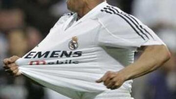 <b>POR LA MÍNIMA.</b> El gol de Roberto Carlos confirma la segunda plaza del Madrid pero no sirvió para recortar distancias frente al Barça.