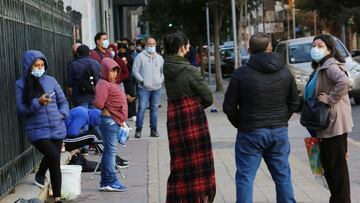 Santiago, 31 diciembre 2021.
 Cientos de personas esperan en el ultimo d&Atilde;&shy;a de a&Atilde;&plusmn;o la apertura del vacunatorio de La Plaza de la Integridad en el centro de la capital. Mas de un mill&Atilde;&sup3;n de personas podrian perder su p