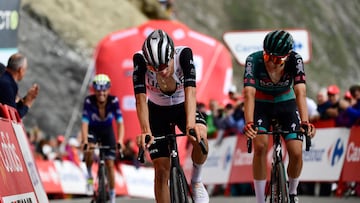 Los ciclistas Juan Ayuso y Cian Uijtdebroeks cruzan la l¨ªnea de meta en la etapa del Tourmalet en la Vuelta a Espa?a 2023.