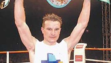 <b>LARGA ESPERA. </b>Castillejo tras ganar el título interino en 2002.