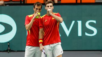 GRAFCVA5835. VALENCIA, 17/09/2023.- Los jugadores españoles, Marcel Granollers (d) y Albert Ramos (i) juegan contra los coreanos, Minkyu Song y Jisung Nam en el partido correspondiente al Grupo C del torneo de la Copa Davis que se juega en el Pabellón de la Fuente de San Luis de Valencia. EFE/ Kai Forsterling
