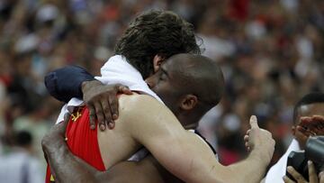 Kobe Bryant y Pau Gasol se saludan tras la final de los Juegos Ol&iacute;mpicos del 2012 entre Espa&ntilde;a y Estados Unidos