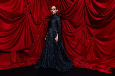 
Vocalista griega con una voz cálida y poderosa, presenta baladas con fuerte carga emocional. Su música suele abordar temas sociales y personales desde una perspectiva lírica.