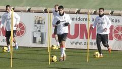 Costa, en el centro, durante el entreno.