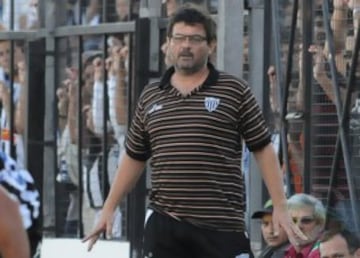 Por números, es el peor técnico que dirigió en el fútbol chileno. Lo hizo en Deportes La Serena en 2004, donde estuvo a cargo cinco partidos. Ganó uno y perdió cuatro, con el cual firmó un pobre 20% de rendimiento.