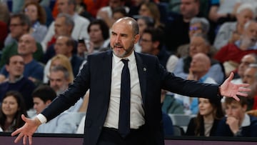 El entrenador del Real Madrid, Chus Mateo, durante el partido de la EuroLiga de baloncesto que Real Madrid y Olimpia Milano disputan este martes en el Movistar Arena.