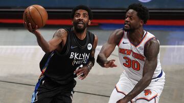 Kyrie Irving, defendido por Julius Randle, durante el partido de la NBA que ha enfrentado a Brooklyn Nets y a New York Knicks.