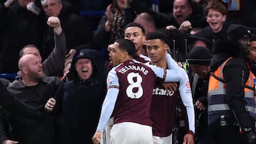 Soccer Football - Premier League - Chelsea v Aston Villa - Stamford Bridge, London, Britain - December 27, 2025 Aston Villa's Ollie Watkins celebrates scoring their first goal with Aston Villa's Morgan Rogers and Aston Villa's Youri Tielemans REUTERS/David Klein EDITORIAL USE ONLY. NO USE WITH UNAUTHORIZED AUDIO, VIDEO, DATA, FIXTURE LISTS, CLUB/LEAGUE LOGOS OR 'LIVE' SERVICES. ONLINE IN-MATCH USE LIMITED TO 120 IMAGES, NO VIDEO EMULATION. NO USE IN BETTING, GAMES OR SINGLE CLUB/LEAGUE/PLAYER PUBLICATIONS. PLEASE CONTACT YOUR ACCOUNT REPRESENTATIVE FOR FURTHER DETAILS..