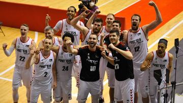 La plantilla del Bilbao Basket celebra el triunfo