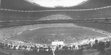 La final de la Copa Mundial de F¨²tbol de M¨¦xico 86' se disput¨® el 29 de junio en el Estadio Azteca de M¨¦xico, que adem¨¢s de ser uno de los m¨¢s grandes del mundo da nombre a una canci¨®n de Andr¨¦s Calamaro. La disputaron las selecciones de Argentina y de Alemania Federal. En el partido final se impuso Argentina por 3¨C2, consiguiendo su segundo t¨ªtulo mundial en la historia y coronando a Maradona como el Rey del F¨²tbol.