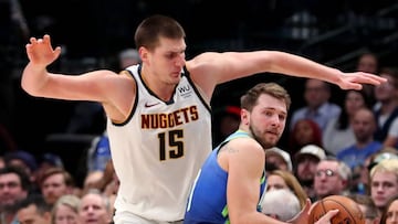 DALLAS, TEXAS - JANUARY 08: Luka Doncic #77 of the Dallas Mavericks drives the ball down court against Nikola Jokic #15 of the Denver Nuggets in the second half at American Airlines Center on January 08, 2020 in Dallas, Texas. NOTE TO USER: User expressly acknowledges and agrees that, by downloading and or using this photograph, User is consenting to the terms and conditions of the Getty Images License Agreement.   Tom Pennington/Getty Images/AFP
 == FOR NEWSPAPERS, INTERNET, TELCOS &amp; TELEVISION USE ONLY ==