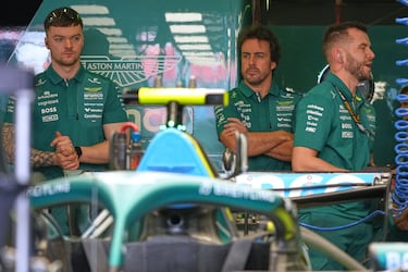 El piloto de Aston Martin, Fernando Alonso, espera en el garaje de su equipo antes de la primera sesión de prácticas del Gran Premio de Australia de Fórmula Uno en Albert Park, Melbourne.