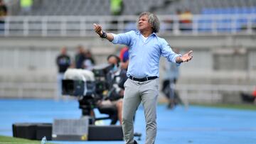 Alberto Gamero dirigiendo a Millonarios durante un partido de Liga BetPlay.