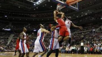 Blake Griffin trata de encestar ante los Pistons.