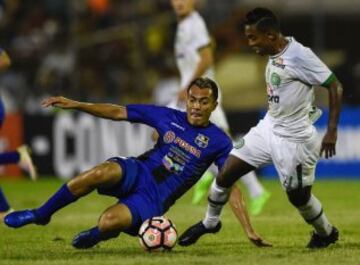 El brasileño del Chapecoense Niltinho lucha por el balón junto al jugador del Zulia Juan Arango (ex del Mallorca).