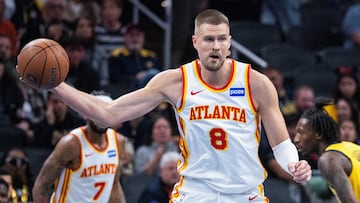 Kristaps Porzingis, pívot de Atlanta Hawks, defiende el balón ante Isaiah Jackson, de Indiana Pacers.