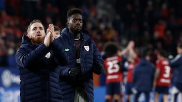 PAMPLONA, 01/03/2023.- Los jugadores del Athletic Iker Muniain (i) e Iñaki Williams, al término del partido de ida de las semifinales de la Copa del Rey que Osasuna y Athletic han disputado este miércoles en el estadio de El Sadar, en Pamplona. EFE/Jesús Diges
