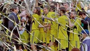 Hejduk levanta la copa junto a sus compañeros