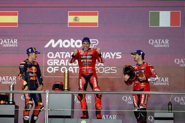 Marc Márquez celebra la victoria ante la mirada de Maverick Viñales y Francesco Bagnaia. 