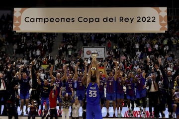 Los jugadores del Barça celebran la consecución del título de la Copa del Rey.