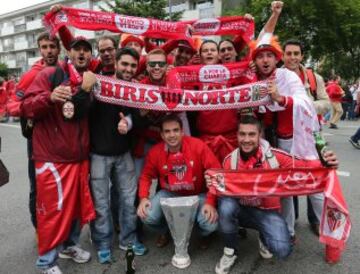 Miles de seguidores del Sevilla han llenado de colorido las calles de la capital polaca a la espera del partido.