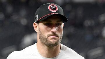 LAS VEGAS, NEVADA - DECEMBER 16: Kirk Cousins #18 of the Atlanta Falcons runs off the field after defeating the Las Vegas Raiders in the game at Allegiant Stadium on December 16, 2024 in Las Vegas, Nevada. Candice Ward/Getty Images/AFP (Photo by Candice Ward / GETTY IMAGES NORTH AMERICA / Getty Images via AFP)