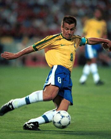 El equilibrio defensivo en la media cancha de la selección brasileña de los 90. Campeón del mundo con la Verdeamarelha en la Copa del Mundo de Estados Unidos 94, también consiguió dos Copas América y fue medallista de plata en los Juegos Olímpicos de Los Angeles 84. Nació el 31 de octubre de 1963, en Ijuí, Río Grande do Sul, Brasil.