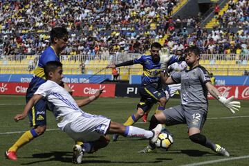 El jugador de Universidad de Chile Nicolas Guerra disputa el balon con Leonardo Figueroa de Everton durante el partido de primera division en el Estadio Sausalito de Vina del Mar, Chile