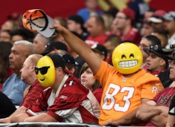 Ante el éxito rotundo de la máscara del emoticono sonriente entre los fans de los Bucaneers, apalizados por los Cardinals, son varios los equipos que se plantean repartirlas en sus estadios para ver sonreir al fin a sus aficionados: Cleveland Browns, Chicago Bears, Buffalo Bills...