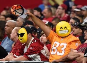 Ante el ¨¦xito rotundo de la m¨¢scara del emoticono sonriente entre los fans de los Bucaneers, apalizados por los Cardinals, son varios los equipos que se plantean repartirlas en sus estadios para ver sonreir al fin a sus aficionados: Cleveland Browns, Chicago Bears, Buffalo Bills...