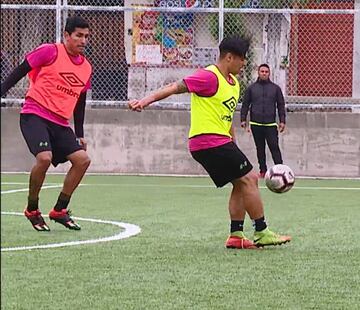 Roberto Riveros (con el balón) entrenando en Rodelindo Román.