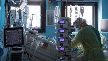 MURCIA, 17/10/2020.- La primera oleada del coronavirus generó una sensación de pérdida de control en las unidades de cuidados intensivas, pero en la segunda la experiencia, el refuerzo de materiales y plantillas y el mayor conocimiento de la enfermedad hacen más llevadero el día a día de los sanitarios, cuentan a EFE profesionales del hospital Morales Meseguer, de Murcia. En la imagen, un enfermero del centro hospitalario atiende a un paciente ingresado por COVID-19 en la UCI. EFE/Marcial Guillén