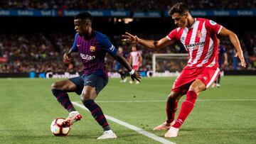 Bernardo Espinosa disputando un bal&oacute;n con Nelson Semedo del Barcelona